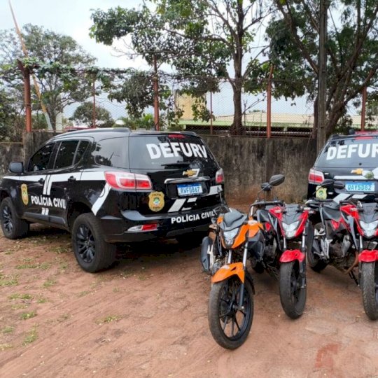 Quadrilha de desmanche é presa com motos furtadas, arma e ferramentas