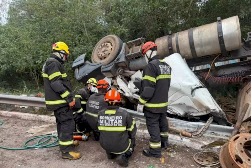 Carreta tomba em rodovia e motorista morre