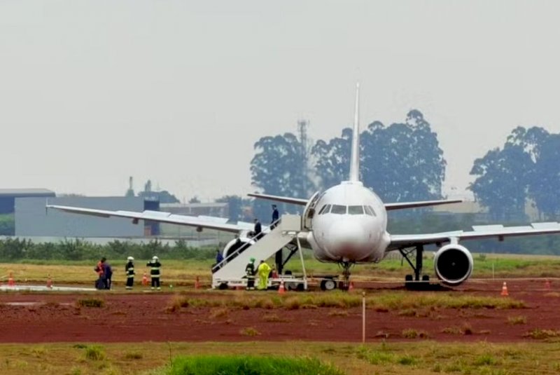 Avião da Latam com 151 passageiros sai da pista durante pouso