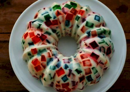 Receita de gelatina colorida com creme de leite e leite condensado