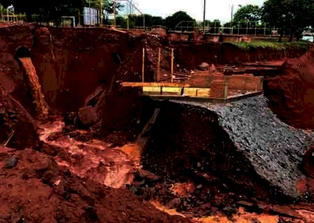 Temporal causa danos e amplia cratera que já ameaça engolir casas em cidade de MS