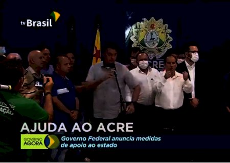 Irritado, Bolsonaro encerra entrevista após pergunta sobre processo do filho Flávio