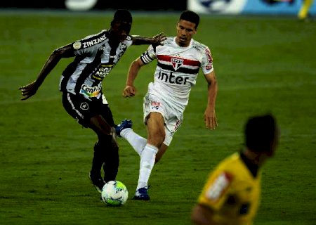 Com um a menos, S&atilde;o Paulo perde do Botafogo no Rio e anima Internacional