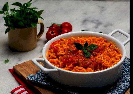 Pronto em 7 minutos: miojo de tomate com muçarela e creme de leite é salvação em dias de correria