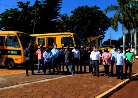 Prefeito Marcos Pacco e vereadores apresentam novos ônibus e uma patrola para a população
