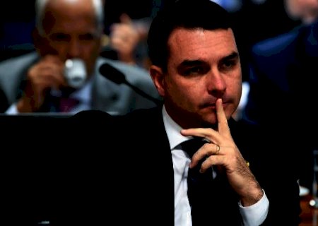 Senador Flávio Bolsonaro anuncia saída do Republicanos