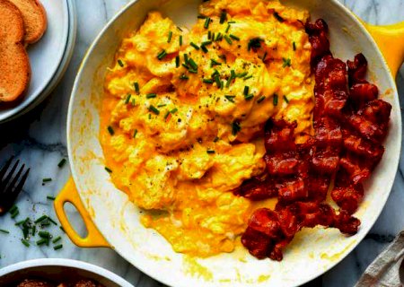 Ovos mexidos com bacon para o café da manhã