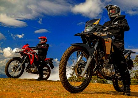 Linha 2022 da trail Honda XRE 300 estreia novas cores e grafismos com três opções