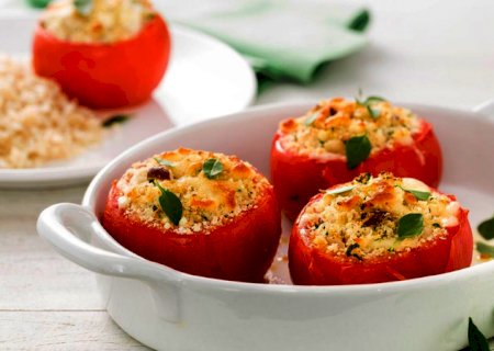 Tomate recheado com presunto e queijo é opção rápida para quem está faminto e apressado