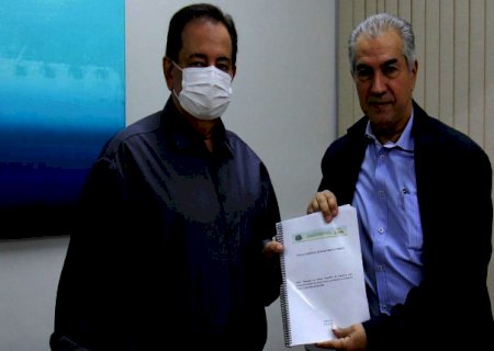 Prefeito Marcos Pacco anuncia quadra de esportes para Escola Salvador de Aguiar na COHAB