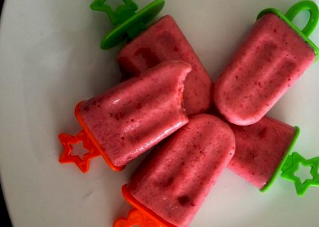 Picolé caseiro de morango para gelar a goela e espantar o calor