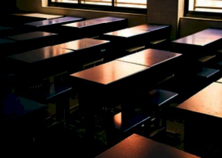 Surto de covid entre professores e alunos fecha escolas