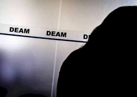 Desconfiado de traição, marido mantém mulher presa em motel e faz ameaças com revólver