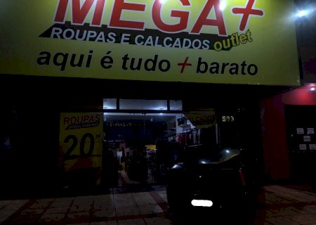 Veículo invade calçada e quebra porta de estabelecimento no centro de Itaporã