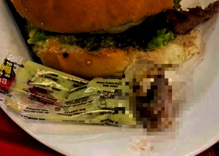 Que nojo: cliente encontra dedo ao comer lanche na Bolívia