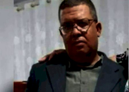 Multidão aglomera em funerária na espera de ressurreição de pastor
