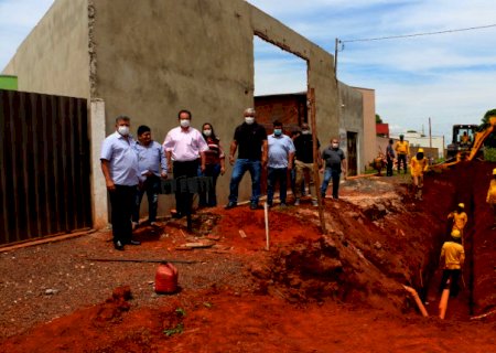 Marcos Pacco e vereadores visitam obras da rede esgoto em Itaporã