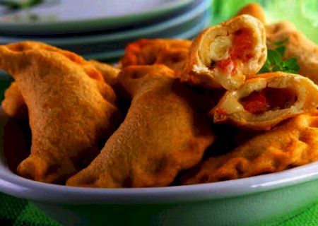 Pastel de massa de mandioca com 4 ingredientes melhor que o tradicional
