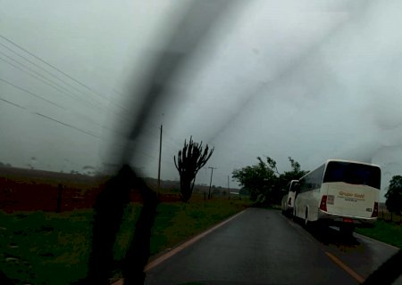 Chuva acompanhada de vendaval atinge Itaporã e região, Inmet emite alerta de queda de granizo nesta quinta