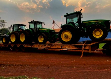 Criminosos rendem caminhoneiro de Itaporã e roubam tratores que eram transportados
