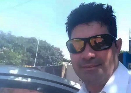 Homem é morto depois de ser filmado beijando criança em barco