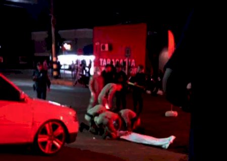 Jovem &eacute; assassinado a tiros em frente a conveni&ecirc;ncia em Maracaju