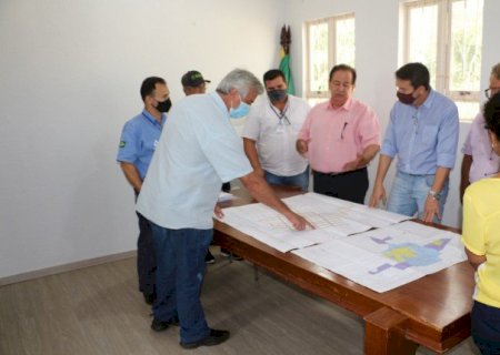 Prefeito Marcos Pacco e diretores da Sanesul discutem andamento das obras de esgoto em Itaporã
