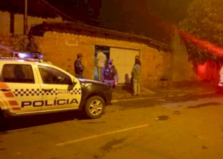 Mulher é morta com 5 tiros enquanto tomava banho e pode ter sido executada por engano