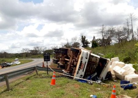 Caminhoneiro perde o controle de carreta, tomba e morre na MS-306