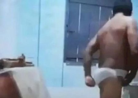 Vídeo: Homem conhecido como ‘cheirador de calcinha’ invade casa da vizinha e desfila com as peças no Pará