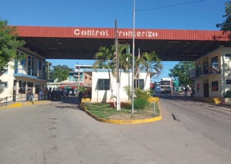 Caminhoneiros fecham fronteira entre Brasil/ Bolívia e denunciam pedágio ilegal em MS