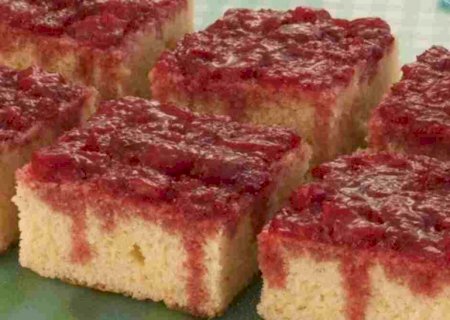 Bolo superfofinho com geleia caseira de morango