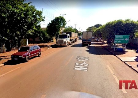 Com celular no bolso traseiro da calça ladrão rouba mulher em Itaporã