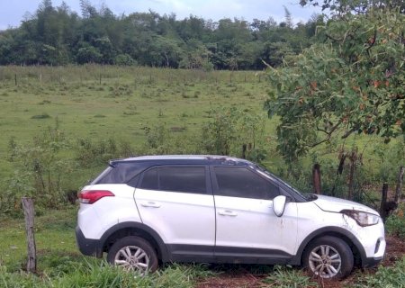 Casal fica ferido em Itaporã após motorista perder o controle e capotar carro em aquaplanagem