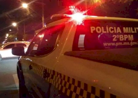 Mulher fica pendurada em veículo e é arrastada pelo ex