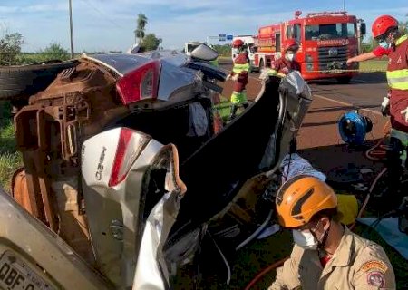 Carro capota e policial penal morre em acidente na BR-163