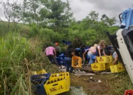 Populares saqueiam carga de caminhão que tombou em rodovia e deixou três feridos