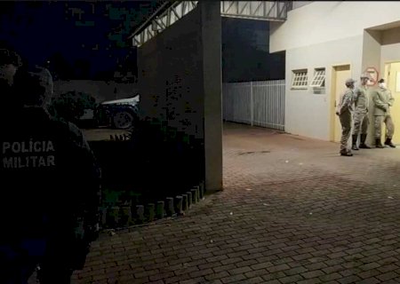 Homem em surto psicótico acerta facãozada em PM de Culturama e leva dois tiros