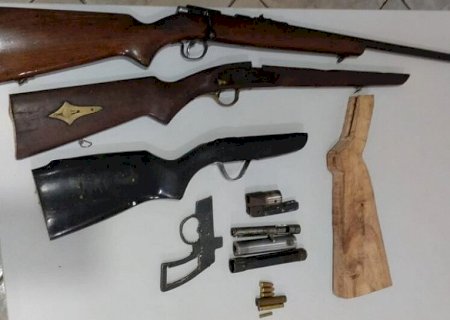 Homem é preso com armas irregulares, coronha e munições