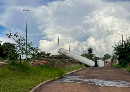 Carreta carregada de GLP tomba em viaduto e interdita avenida