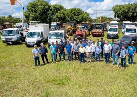 Prefeito Marcos Calderan apresenta frota de veículos e máquinas adquiridas em 2 anos