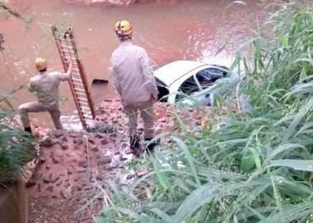Motorista perde controle, carro cai em córrego e dois morrem em MS