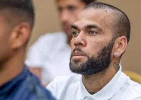 Daniel Alves joga futebol com outros detentos pela primeira vez no presídio