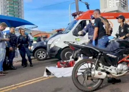 Motociclista morre atingido por caminhão