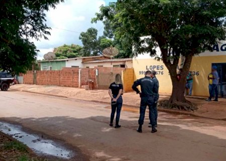Cenas de terror: sinais de luta, sangue pela sala e cozinha em casa que mulher foi morta a facadas