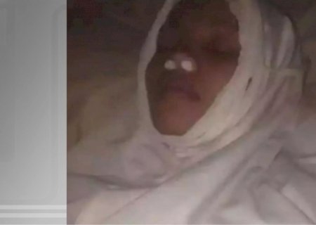 Para não pagar dívida, mulher se finge de morta e família posta até foto de 'velório'