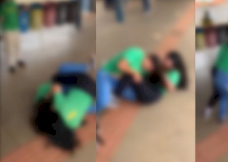 No primeiro dia de aula, alunas brigam em terminal de ônibus na saída de escola