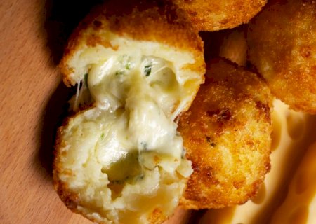 Bolinha de mandioca recheada com queijo muito fácil e prática