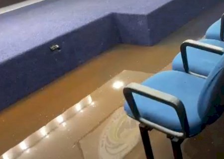 Chuva intensa alaga com&eacute;rcio e C&acirc;mara Municipal de Maracaju