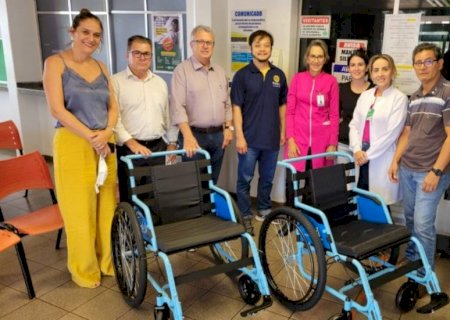 Hospital de Dourados recebe cadeiras de rodas para atendimento de pacientes obesos